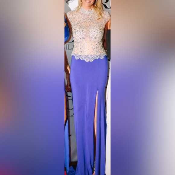Formal or prom dress. Size 6. Floor length. - Picture 6 of 6